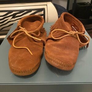 Minnetonka Women's Classic Fringe Softsole Boot